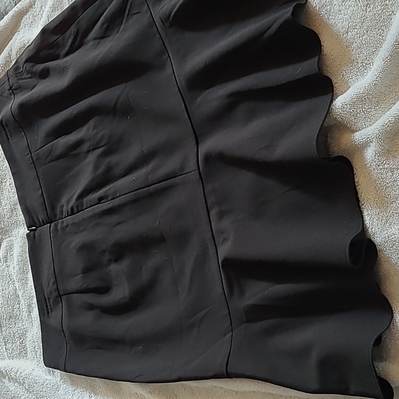 Women's skirt size 12 black lined. No signs of wear, rarely worn. - Picture 6 of 7